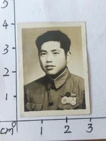 中国人民解放军着50式军装佩戴至少四枚勋章(抗美援朝纪念章和朝鲜国旗勋章)照片(中央燃料工业部华东电业管理局修建工程局职工家庭相册)
