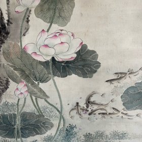 罕见，大幅，日本江户时期南画家帆足杏雨花鸟作品，莲池榴花图，题写唐代诗人卢纶的《小鱼咏寄泾州杨侍郎》，拟恽南田，画面可见炭稿，可充当美术创作研究的案例，绢本绫裱，大号檀木轴头，带木盒，画心142.7*57.8。杏雨山水常见，花鸟极罕，此幅印章与印谱严丝合缝，为难得的美术馆级真迹精品。盒105