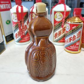 老酒瓶：湖南岳阳龟蛇酒瓶。盖子有裂，其余品好。