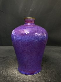 单色釉窑变梅瓶，