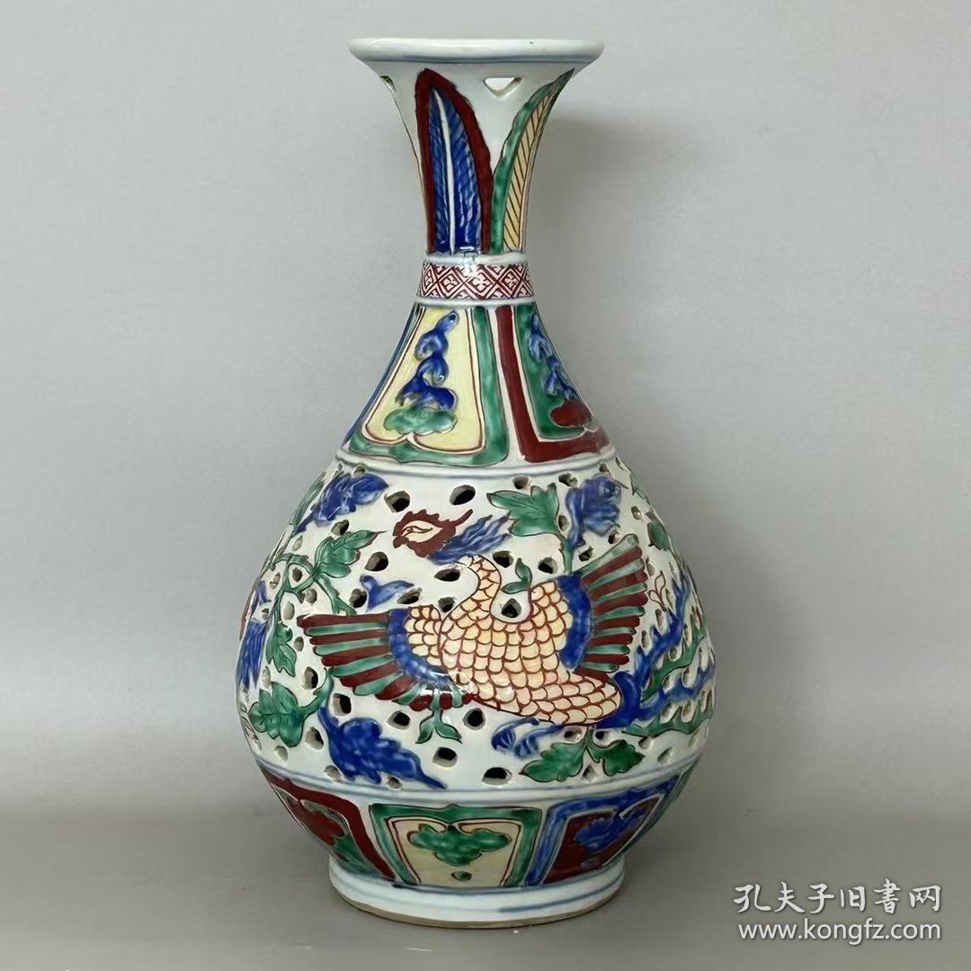 明孔雀麒麟纹镂空玉壶春瓶