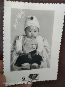 黑白照片小男孩百岁相1985