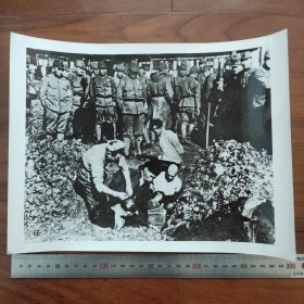 超大尺寸：1937年，日军占领南京，图为日军活埋我国同胞