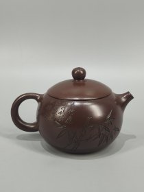老珍藏，范大生製《鐡画轩》底款，盖款［范大生］，刻绘老紫砂壶一把，保存完整，收藏的佳品。