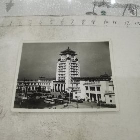 老风景照片：北京民族文化宫（各种车）