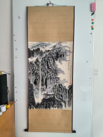 【赵泉沐；山水画作品一幅100x65】原装原裱立轴！保真 特价出售！

赵泉沐，男，中科院半导体研究所书画摄影协会秘书长、九三学社北京市书画研究会会员、九三学社中科院第十三支社宣委，中科院文联理事、美协副秘书长。赵泉沐热爱生活、多才多艺，在书画、摄影、京剧、舞蹈等各项活动中都举得了一定成绩。曾获得1999年第二届世界华人艺术大奖。