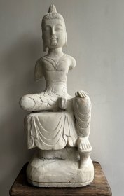 汉白玉自在观音佛像，高70宽26深19厘米，重达48kg，天然汉白玉石纯手工雕刻，观音盘腿坐在须弥座上，自带石底座。老物件，开脸端庄，双手有老残，但不影响其美观，家里空间不够腾地方，同城可自取。