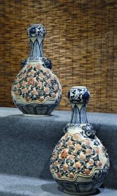 旧藏 识款【大元国至正元年九月】青花釉里红捏塑两面开窗兽首堆塑蒜头瓶一对，此瓶捏塑工艺精美，寓意一鸣惊人，胎体厚重感十足，保存完整，尺寸见图一