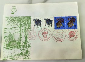 1986年新疆牛虎交替迎春封一张，载体为阿勒泰风光纪念封，加盖腊月三十和正月初一纪念邮戳