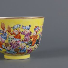 清同治年制黄地粉彩百子图主人杯