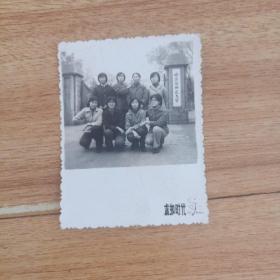 1981年哈尔滨师范大学门口大学生老照片