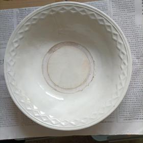 白瓷碗（带雕刻花纹的应该不普通）
