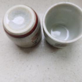 日本瓷器  酒杯茶杯一对  达摩图案  冰裂开片