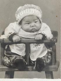 民国时期小朋友坐在婴儿椅上照片