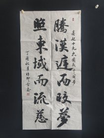 徐卸古，136*68厘米。浙江衢州人，1958年10月出生，曾任军事医学科学院科技部部长、副院长，少将军衔。现为中国健康促进基金会常务副理事长兼秘书长。国家863项目首席科学家、我军卫勤专家，研究员、博士生导师。