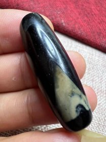 藏传百年 精品 极其稀少 暗Hu Y 老天珠 局部以钙化 现在这工艺以失传 市面基本看不到暗纹老天珠 41*14MM