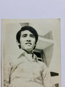 姜大卫，年轻时生活黑白小照片一张。1947年6月29日出生于上海，祖籍江苏苏州，中国香港演员、导演、武术指导、编剧。