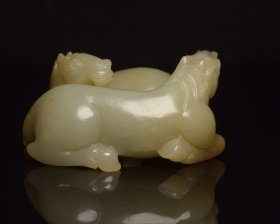 和田玉双马      
规格: 8.1×6.3×3.6厘米，重 226克。