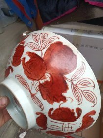 老帆红瓷碗，个头可不算小。口沿有小磕和冲线，介意者勿拍。