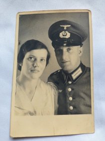 二战德军军官夫妻合影照片 二战德国照片 明信片式照片 二战老照片 德军照片 照片长14厘米，宽9厘米