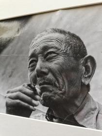 八九十年代著名纪实摄影家黄小兵，专拍市井百姓，自己手工放大作品照片《抽烟的大爷》23x15厘米