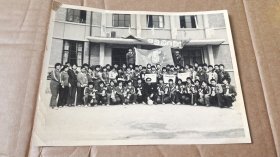 80年代照片一张编号111照片有折痕撕口水印，角要掉用透明胶带在后面粘上了。后面颜色发黑。介意者勿拍看好购买。