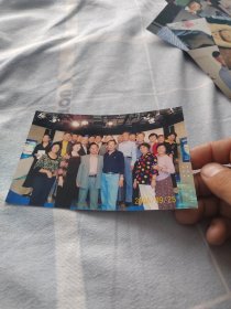 众人合影照片（其中一人为演员朱时茂）