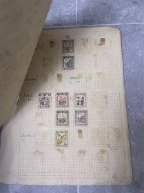 满洲国邮票地方加盖票约710张基本不同东北地方加盖比较少见光复纪念暂用胜利周年双十节国庆等等 大部分没拍照 很多掉了装后面册子里 二战末期伪满洲国灭亡，东北各地邮政秩序陷入混乱。1946年国府将东三省划分为9省，并规定各省仍然暂用当地货币，加盖伪满邮票以供使用。由于邮票均为当地加盖使用，小地名加盖票存世很少 部分加盖票未查到。哈市老档案珍藏