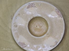 卖一老碗，口径16.5厘米，高8厘米，足径6.5厘米。AI说是宋代越窑褐彩莲花碗，品相完好无瑕疵，单色釉，画花自然流畅。经典收藏瓷器，喜欢的朋友可以联系我。
