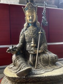 旧藏～莲花生大士铜佛像！纯黄铜精工打造～工艺精湛！开脸庄严祥和～服饰法器纹路清晰，有封底，不过底部铜片小有凹凸如图。佛像净高度33.5公分，底径21.5X15.5公分，重达5斤，不议价！！不含实木底座！！