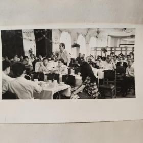 1979年全国针灸针麻学术研讨会：中外从事针灸针麻研究工作的科学家，医学家欢聚一谈，交流经验，互相学习。