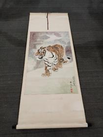 老虎“寻觅”画一幅，画工精美绝伦，别具一格，尺寸1.88/0.72米