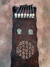 【金徽】落霞式 玉轸足 造型简洁朴素，声音清雅纯正。桐木制，轮廓线条挺拔有力，岳尾以紫檀制。琴面髹犀皮色漆，漆层致密，琴底髹暖栗色漆与深褐色漆。规整雅致，制作精良。金徽星罗井然，木轸如月华，精巧雅致。长方形龙池凤沼，龙池上刻 金徽二字，填有金痕，其音清朗松透，古朴内敛，实为存世古琴的可圈可点之作。