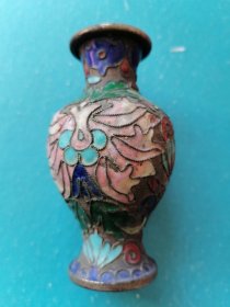铜胎景泰蓝掐丝珐琅彩花瓶：案头陈设小赏瓶。（规格：高10.2厘米.中间宽5.5厘米.口径3.7厘米）图案是凸出来的。