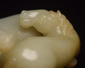 和田玉双马      
规格: 8.1×6.3×3.6厘米，重 226克。