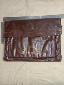 阜新热电厂一期工程验收交接纪念:皮夹(革制…有缺损处…手提及锁具部位如图，详看介意勿拍)具有收藏价值。