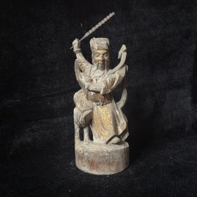 老木雕武财神，神态逼真，威武霸气，还附有鎏金，高27厘米。原状态出售，无修复。想结缘的朋友可以联系我哦，卖出不退，谢谢理解！材质是实木，适合供奉，感兴趣的朋友欢迎私聊！