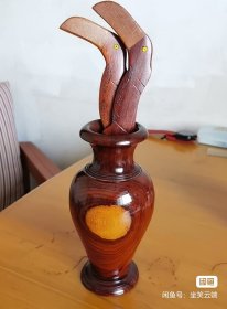 巴西樱桃木天然纹路花瓶摆件 直径：8cm 高：17.5cm（带两把樱桃木大嘴鸟裁纸刀 长度：25cm）1999年巴西友人送的高级饰品。