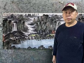 王本杰老师合影精品，加拿大皇家艺术学院客座教授，福布斯中国艺术名人榜。《美国》中国画学会理事。民革中央画院画家。首都博物馆书画院专职画家文化部全国青联委员。被中国书画报评为 2009 年年度人物被中国书画报评为 2008 年度人物，被美术报评为最具升值潜力画家《名家山水》《中国当代实力派画家王本杰》《中国画十家王本杰》《当代最具收藏潜力画家王本杰》北京保利、瀚海恒昌等知名拍卖行均以高价拍出