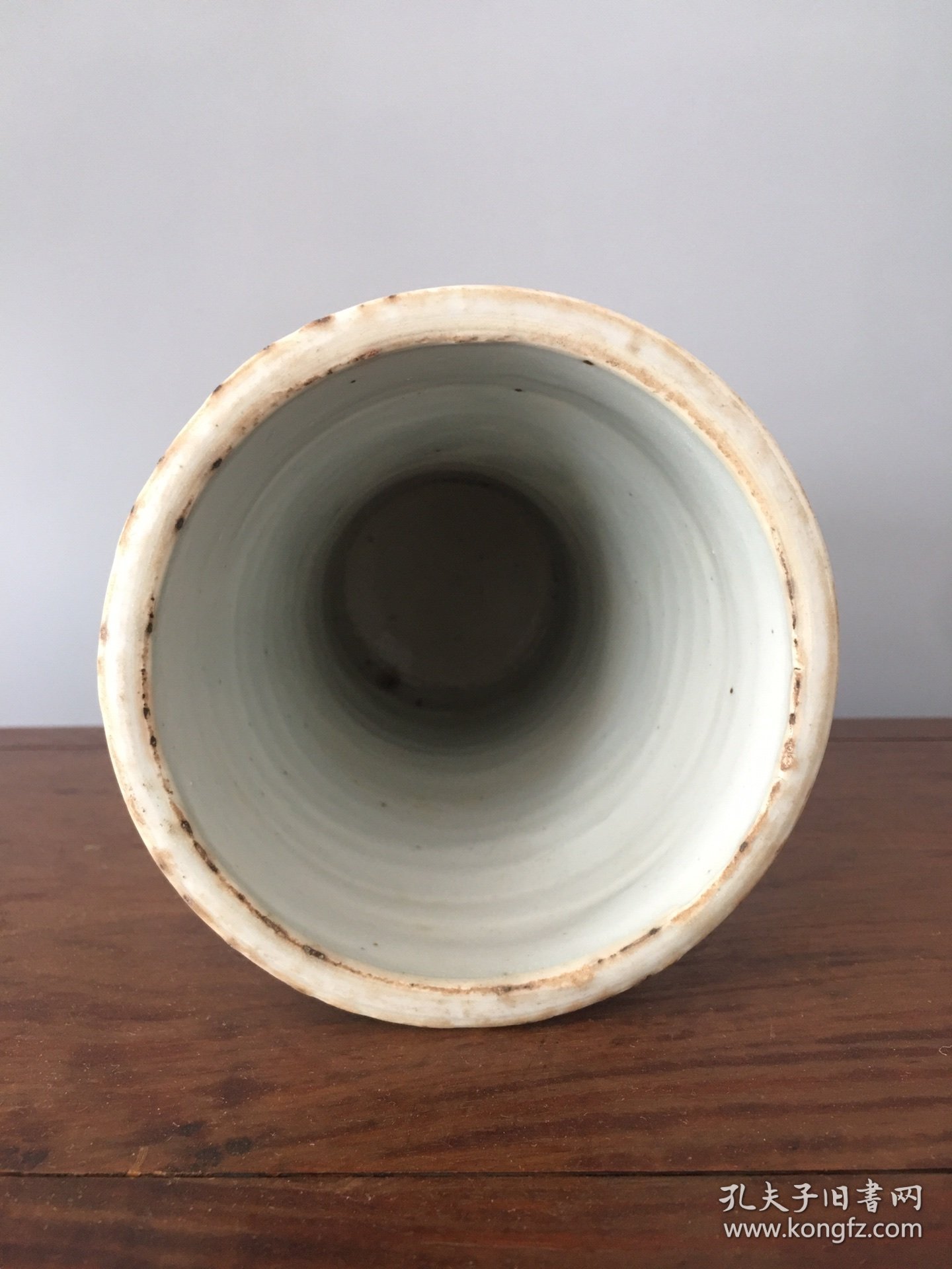 旧藏：青花花鸟笔筒 规格：高19宽11.5cm 简介：纯手工制作，制作精细，包浆自然厚重，器型独特，品相完整