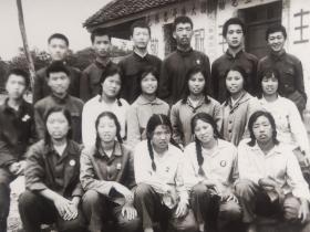 60年代十几个帅哥美女佩戴毛主席像章合影照片1.“敬祝毛主席……”2.“无线忠于伟大领袖毛主席”3.“……革命委员会”4.小小一间房标语无数