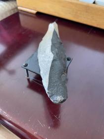 日本回流 置物 摆件 展览馆藏品 有底座 配有一只骨锤 会议纪念 石头形似鱼 有纸盒 老纸贴纸 磨石