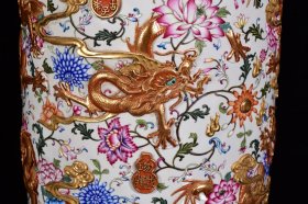 瓷器 清乾隆珐琅彩雕刻鎏金龙穿花纹爆竹瓶 68*30厘米