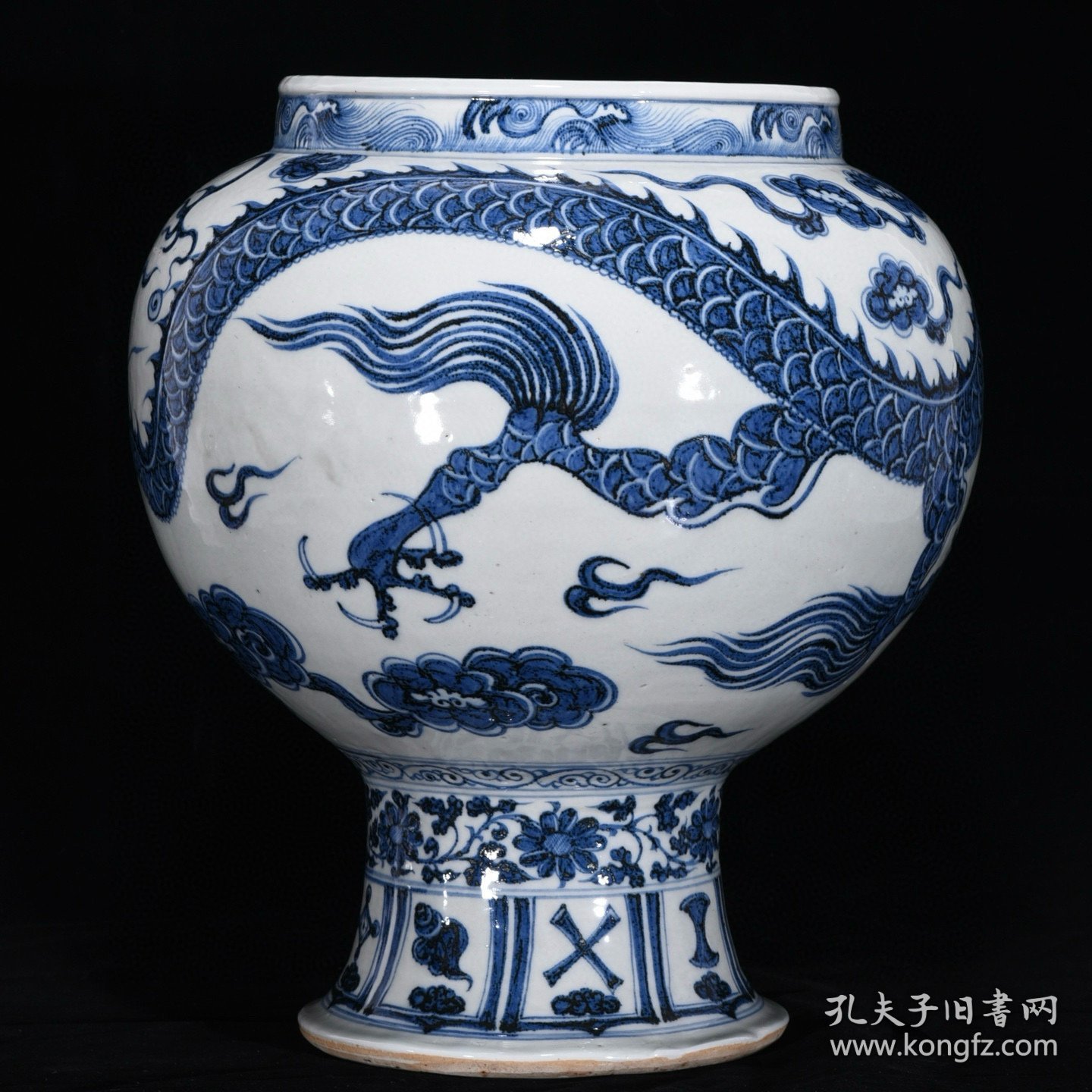 元青花龙纹鸡腿罐，高36.5厘米，直径32厘米.