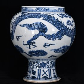 元青花龙纹鸡腿罐，高36.5厘米，直径32厘米.