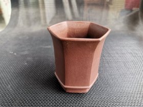 早期原矿紫砂六棱方柱主人朱砂杯（品相完好）