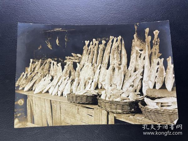 民国黑龙江民俗冻鱼照片，清晰度高，出自亚东印画辑。右下角有折。满百包邮
