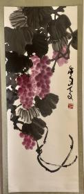 【保真】王天文 已故 潍坊知名花鸟画家 人称王葡萄 中国书画社副理事长，北京市文联九洲书画艺术研究会副会长，九洲书画艺术研究会山东联络分会会长，潍坊开发区书画院院长。花鸟画 《葡萄》画芯53*137 原裱立轴