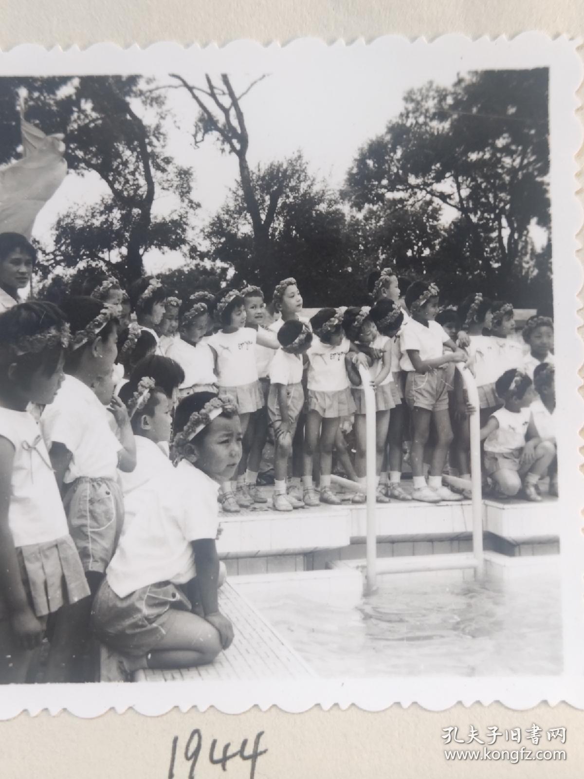 60-70年代昆明市儿童戴花环在游泳池旁照片1944(时期昆明照片系列，专业摄影，清晰度高，照片本身95品，牢贴在纸上，单张照片需裁剪下来)