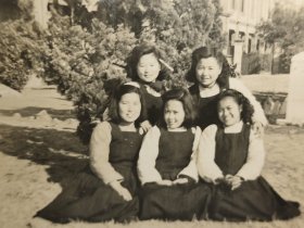 民国大学生美女老照片(发型时髦，服装有特色)